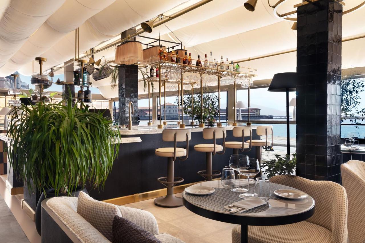 Izmir Marriott Hotel Esmirna Exterior foto The bar at the top of the hotel