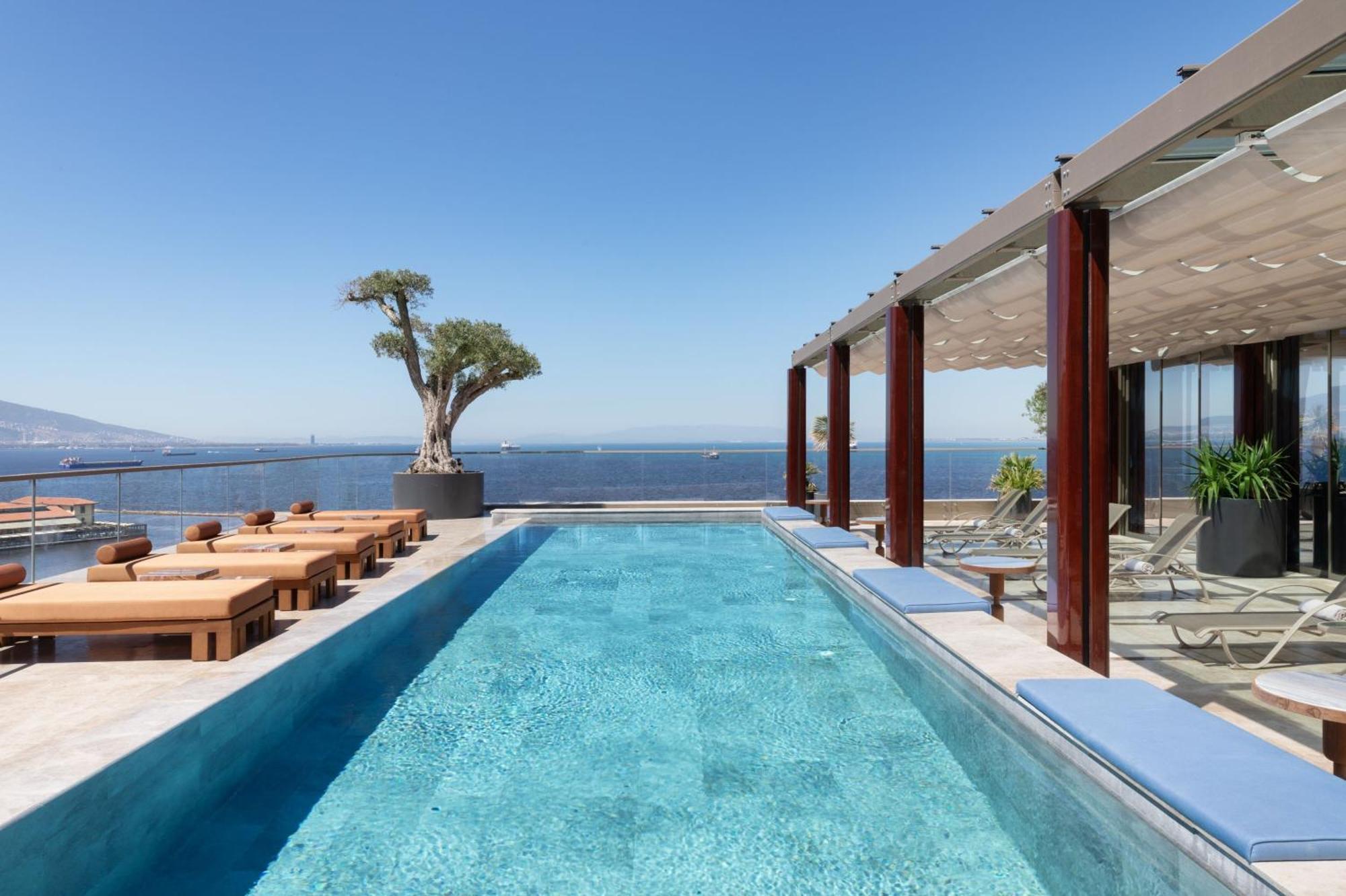 Izmir Marriott Hotel Esmirna Exterior foto The pool at the 12th floor