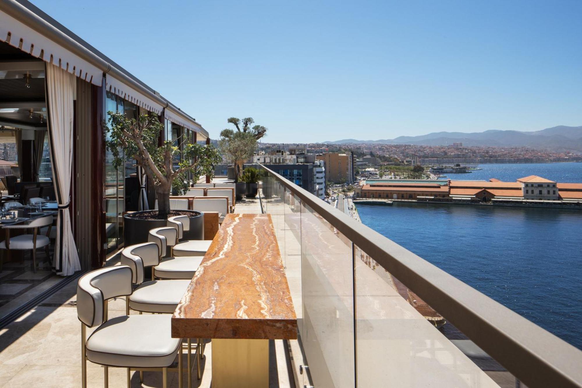 Izmir Marriott Hotel Esmirna Exterior foto View from the rooftop bar