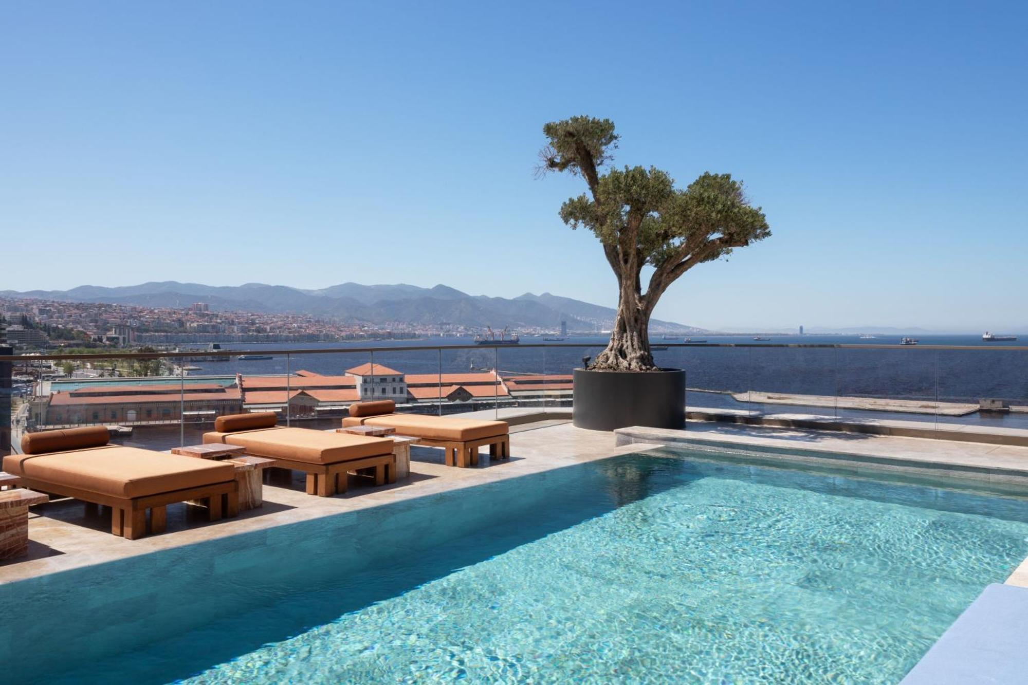 Izmir Marriott Hotel Esmirna Exterior foto The pool at the 12th floor