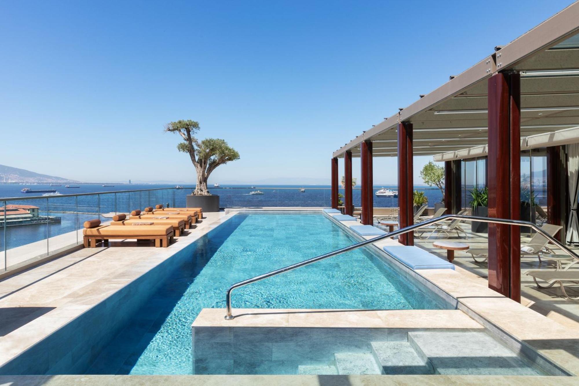 Izmir Marriott Hotel Esmirna Exterior foto The pool at the hotel