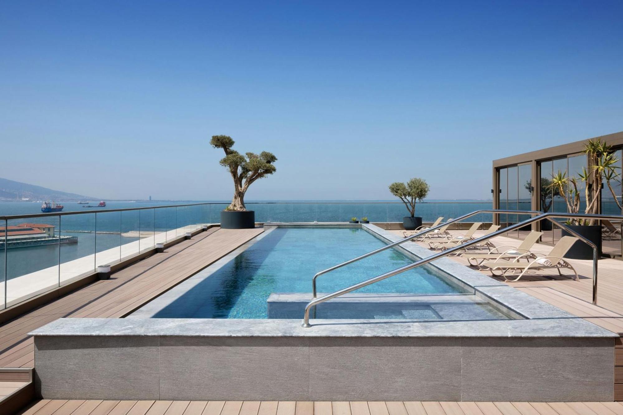 Izmir Marriott Hotel Esmirna Exterior foto The pool at the hotel