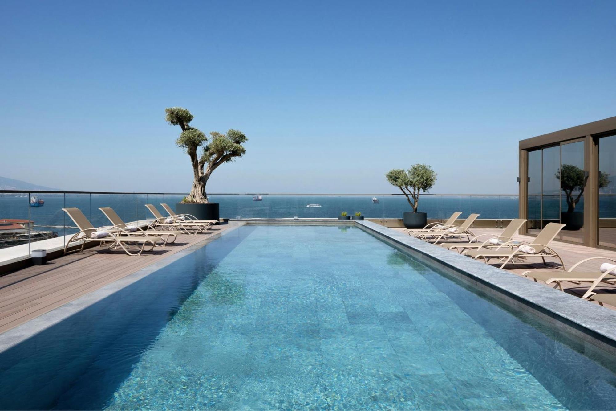 Izmir Marriott Hotel Esmirna Exterior foto The rooftop pool at the hotel