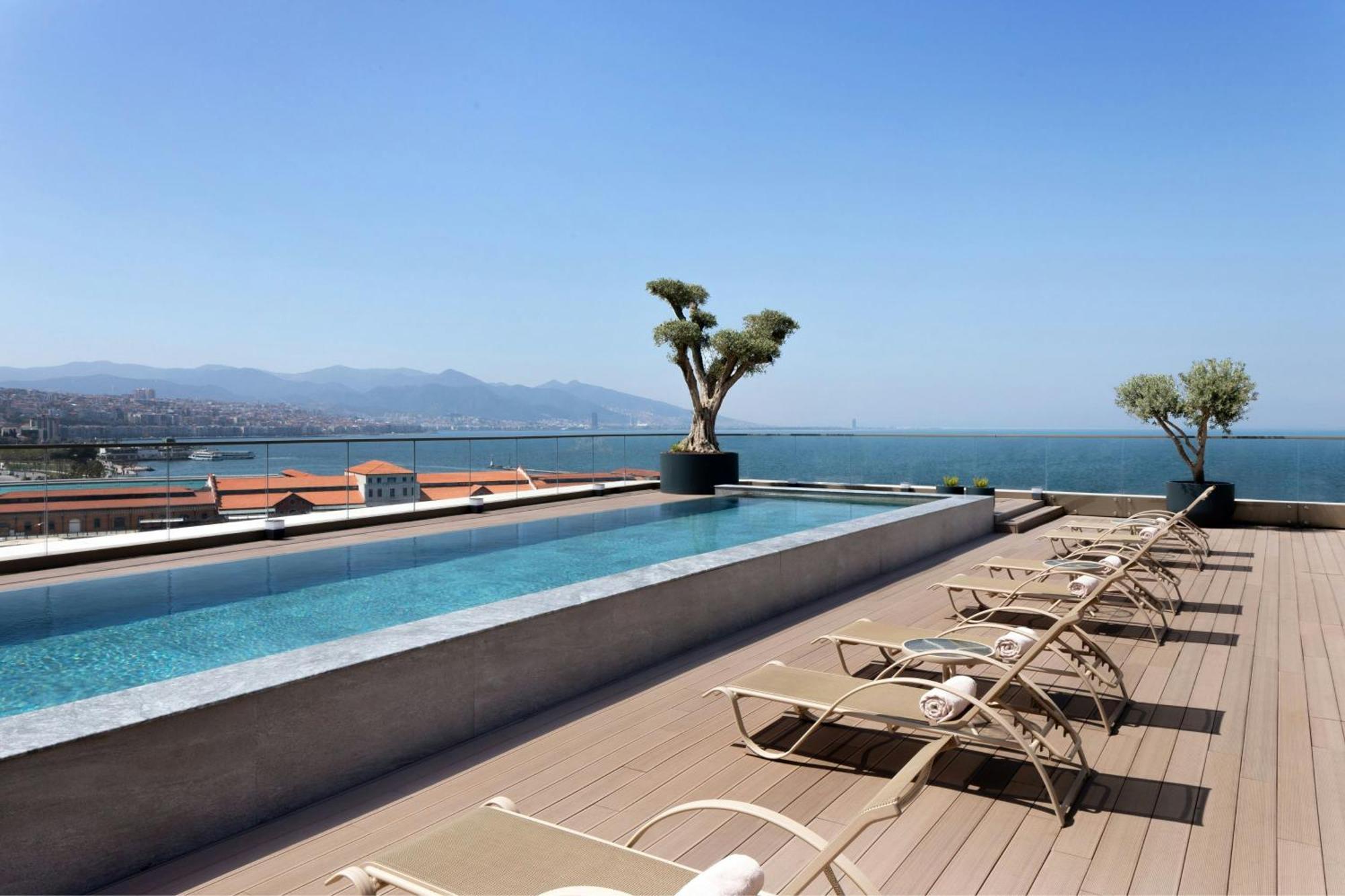 Izmir Marriott Hotel Esmirna Exterior foto Rooftop pool at the Hotel